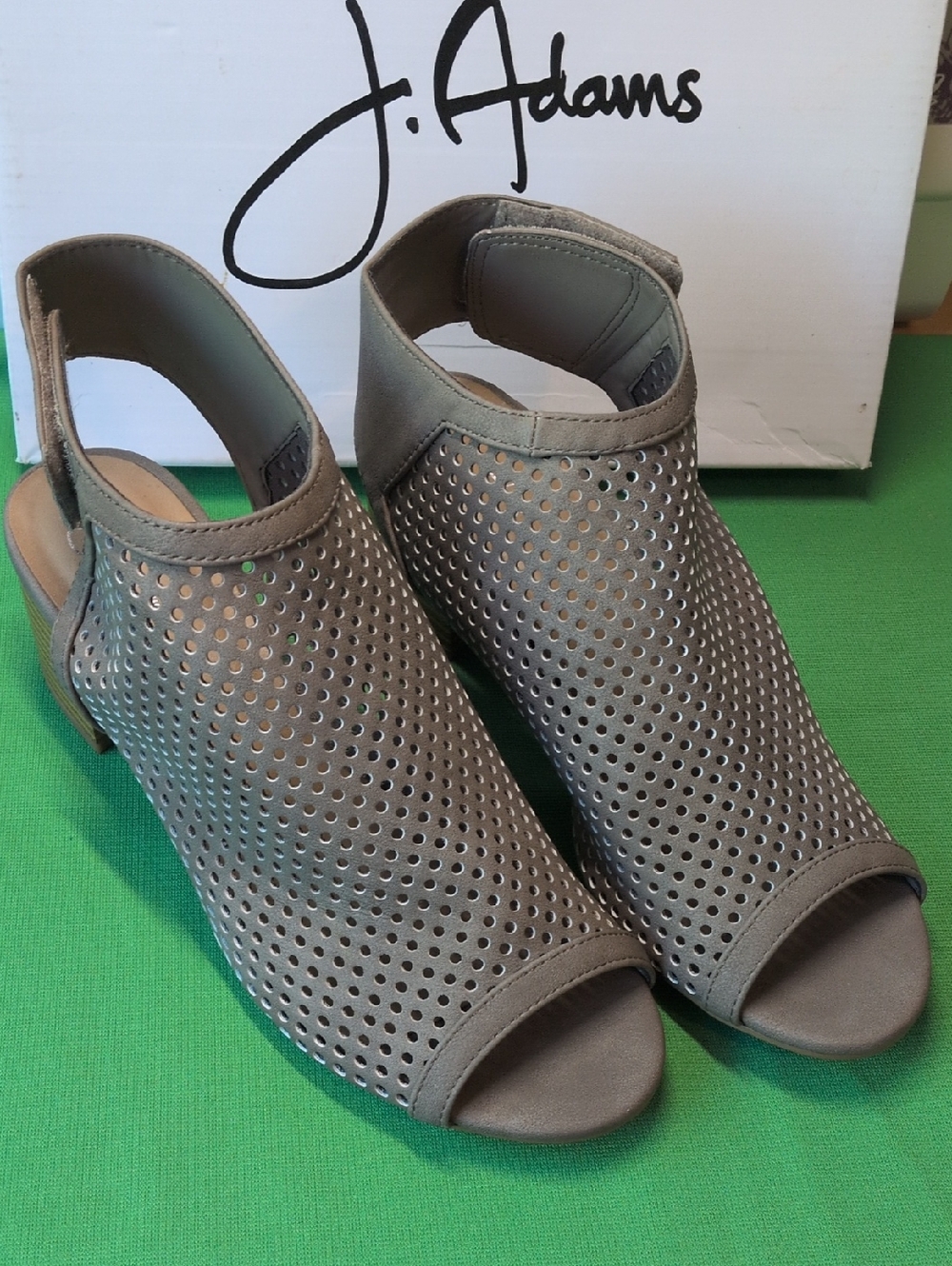 🆕 👠 J Adams Taupe Perforated Peep-Toe Slingback Heels / US Women 9